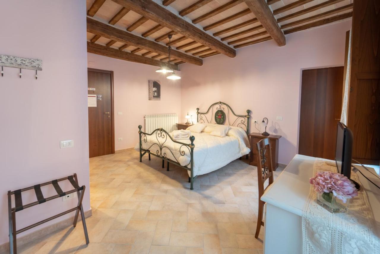 Albergo La Loggia Di San Martino Gualdo Tadino Exterior foto